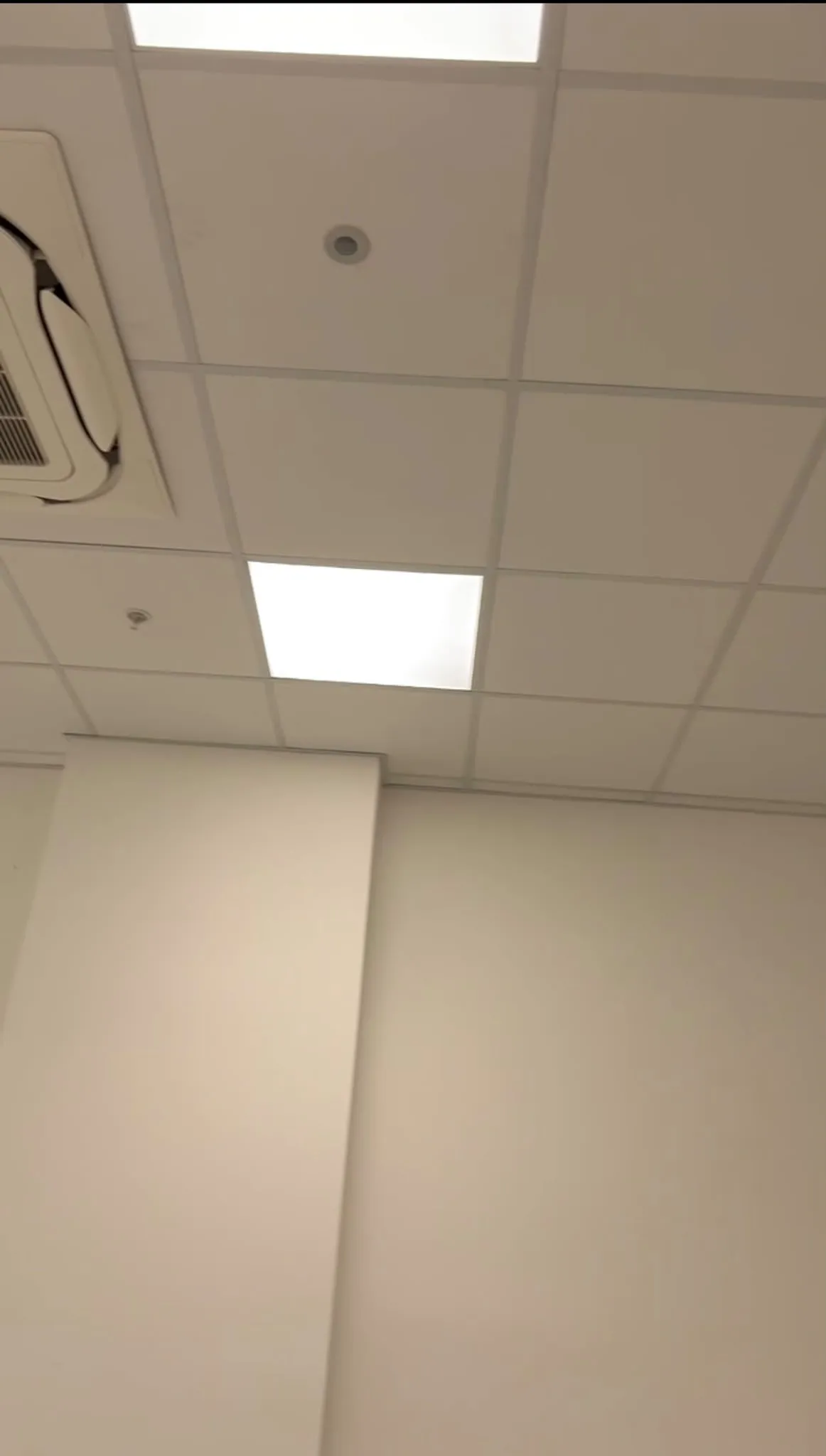 Grid ceiling meeting a plasterboard bulkhead