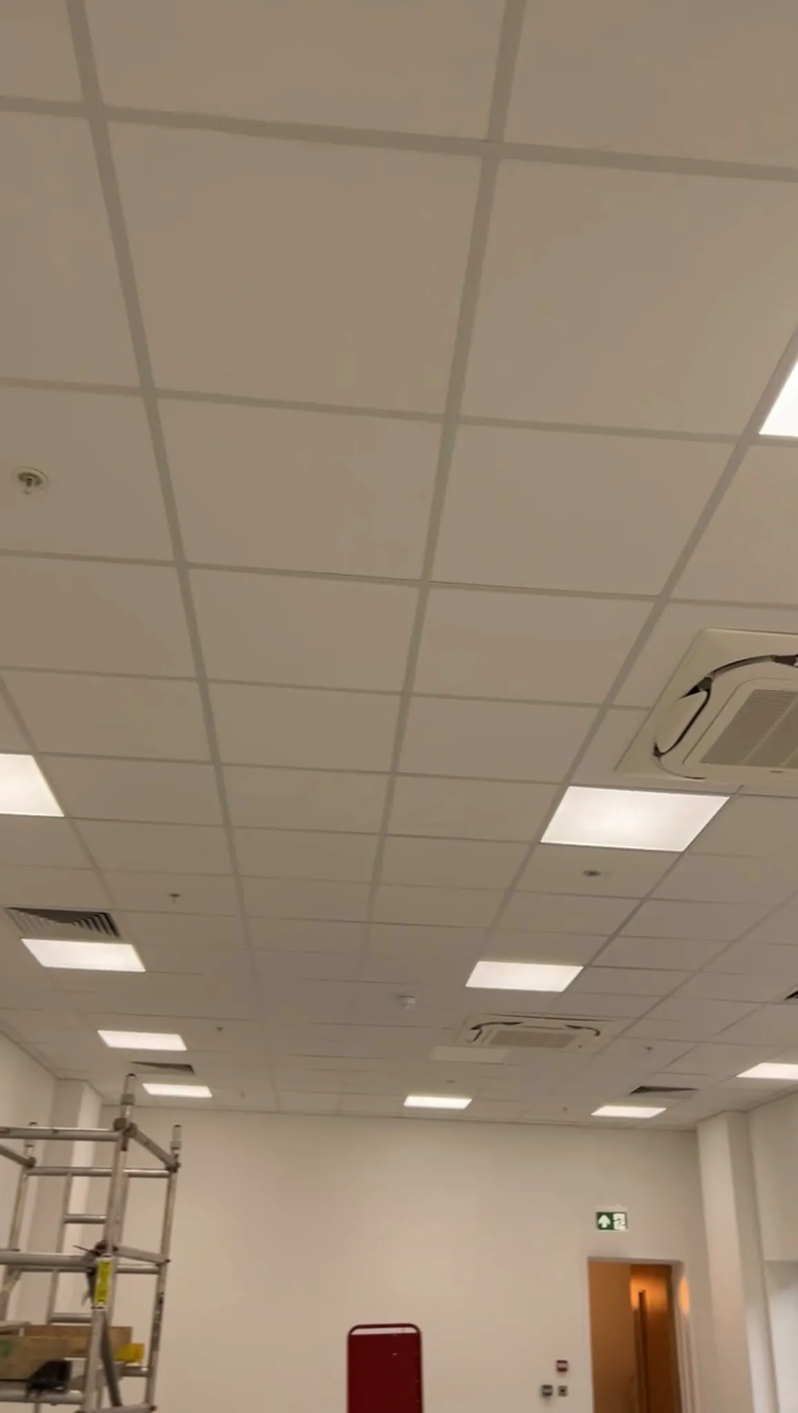 Large-area grid ceiling during install