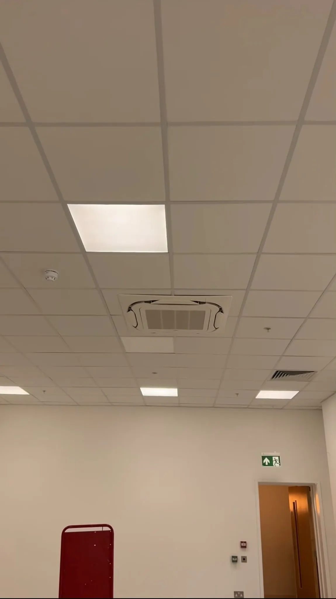 Grid ceiling coordinated with lighting and AC