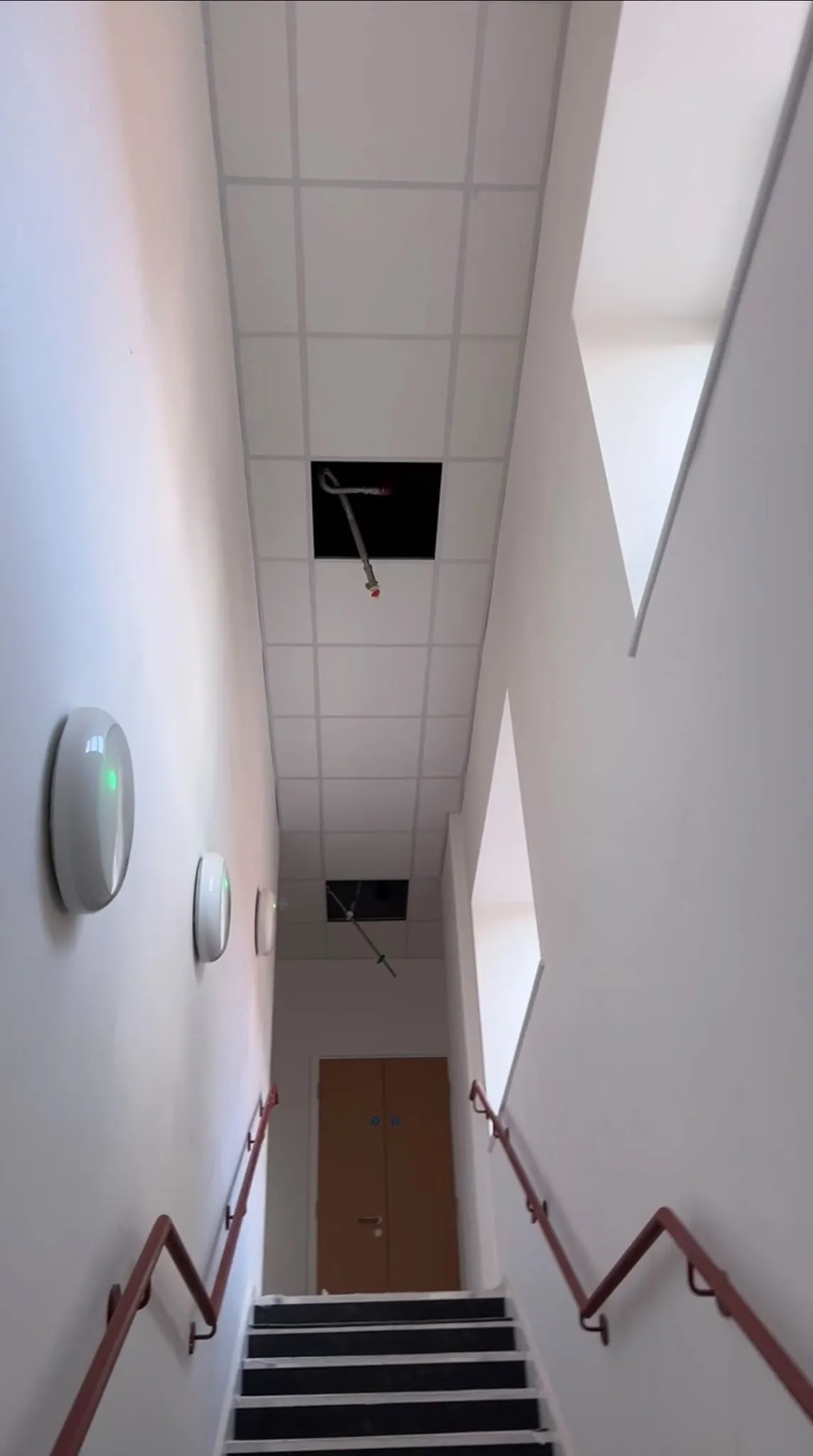 Stair core: lined walls and suspended ceiling